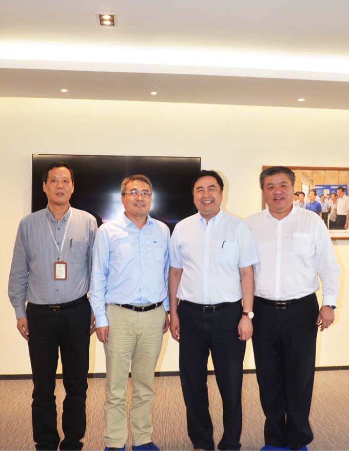 趙振元同志、何平書記與上海寶冶集團(tuán)董事長王石磊、總經(jīng)理陳剛親切合影.jpg