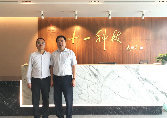 趙振元同志與中國華西工程設(shè)計(jì)建設(shè)有限公司周華董事長(zhǎng)親切合影.jpg