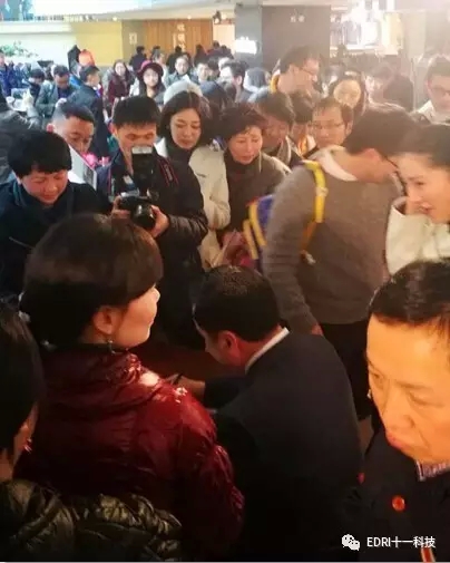 15-讀者排隊等候簽名，把趙振元圍得水泄不通.webp.jpg