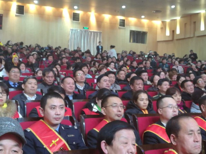 2-趙振元同志與袁三軍市委書記、市人大主任李明楨、市政協(xié)主席談得勝、駐鞏義部隊(duì)首長(zhǎng)等一起觀看晚會(huì).jpg