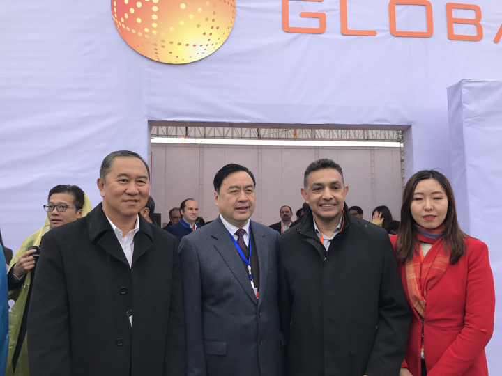 3-趙振元與格羅方德全球首席執(zhí)行官桑杰.賈（右二）、副總裁洪啟財(cái)（左一）等親切合影.jpg
