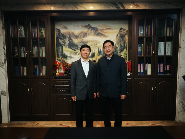 1-趙振元同志與無錫產(chǎn)業(yè)集團黨委副書記、工會主席劉濤親切合影.jpg
