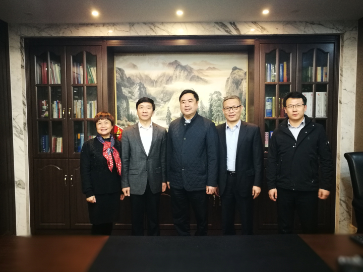 2-趙振元同志與無錫產(chǎn)業(yè)集團黨委副書記、工會主席劉濤、太極實業(yè)黨委書記褚兵、太極實業(yè)黨委副書記、工會主席陳月芳、太極實業(yè)董事會秘書丁奎一行親切合影.jpg