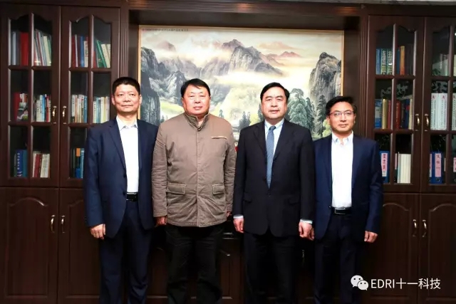 9-趙振元與叢亞?wèn)|、王鵬程、劉成江在辦公室親切合影.webp.jpg
