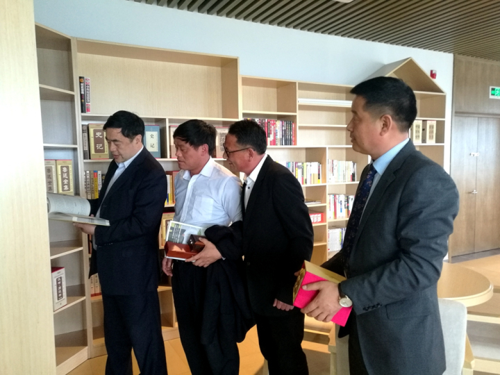 6-趙振元董事長(zhǎng)參觀(guān)?；鶈T工文化中心.jpg