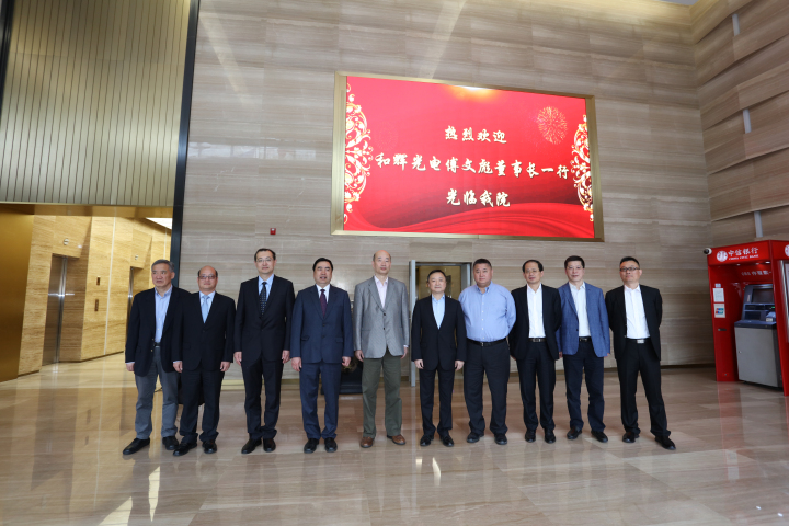 2-趙振元董事長(zhǎng)、白焰高級(jí)副院長(zhǎng)與傅文彪董事長(zhǎng)、卞家駿總裁一行親切合影.jpg