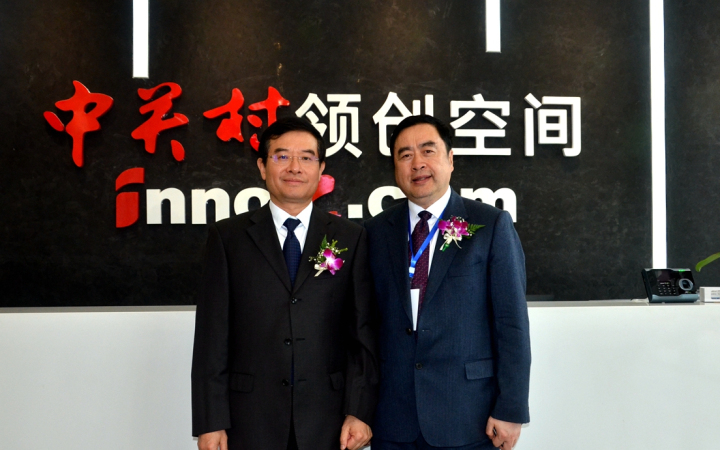 22-趙振元同志與成都市政協(xié)副主席、黨組副書(shū)記郝康理親切合影.jpg