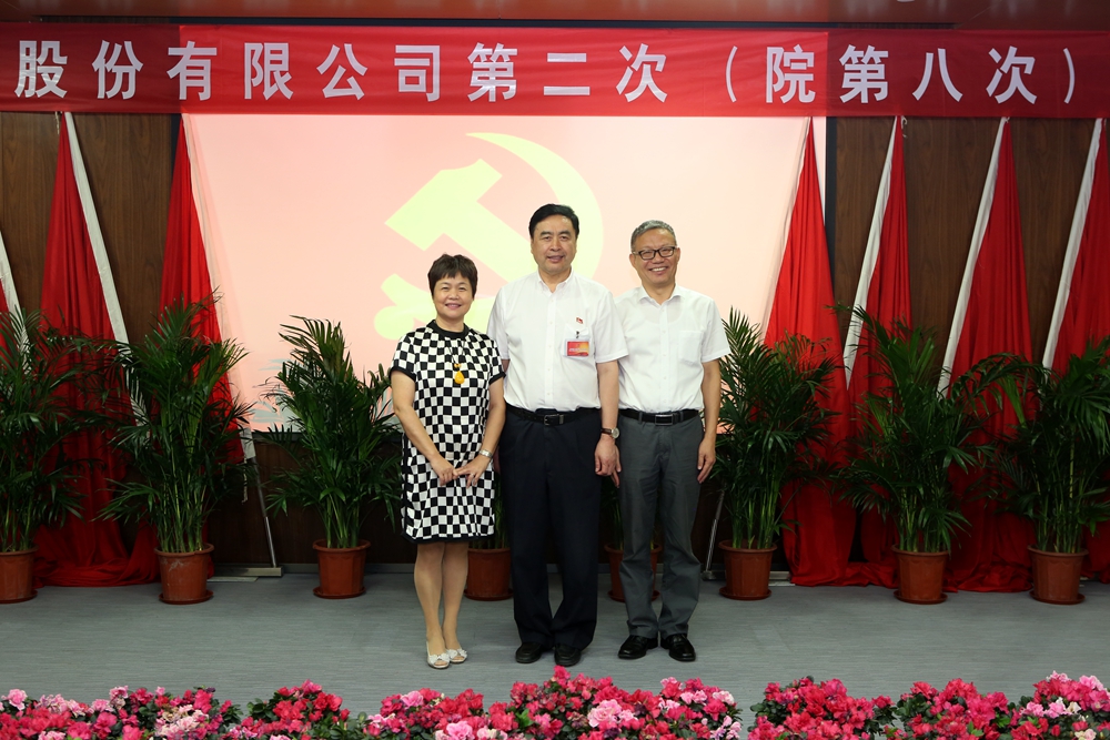 合影-趙振元書(shū)記與太極實(shí)業(yè)黨委書(shū)記褚兵、黨委副書(shū)記兼工會(huì)主席陳月芳合影.jpg
